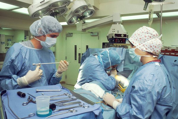 What's the Role of Augmented Reality in Enhancing Surgical Training in the UK?
